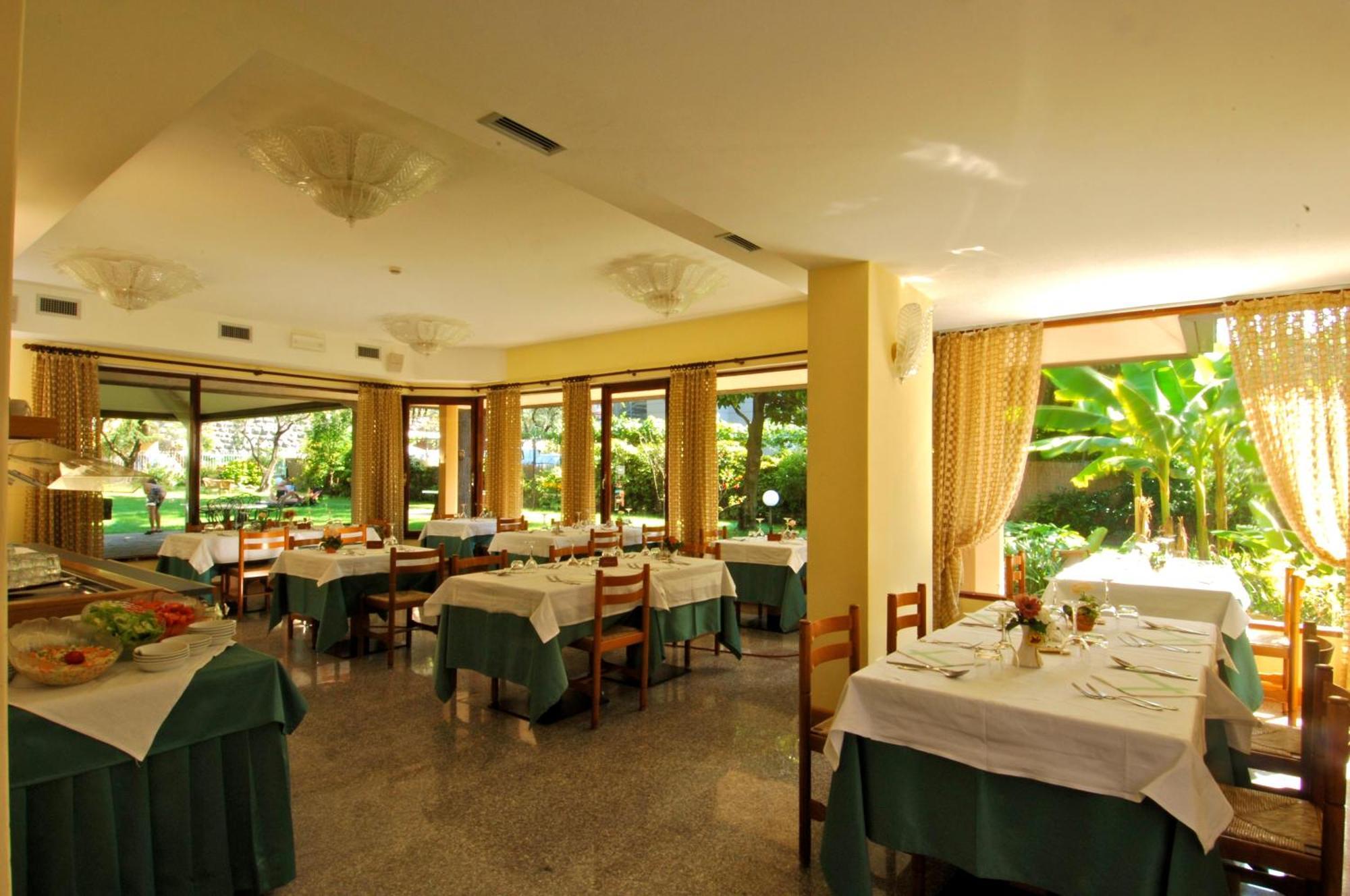 Hotel Elisabetta Torbole Sul Garda Exterior foto